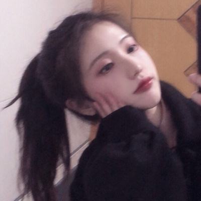 救护车被撞侧翻 小伙儿踹窗救出5人